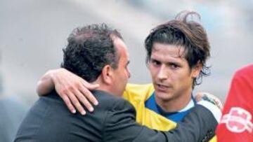 <b>AGRADECIDO A SU VALEDOR. </b>Pablo no dudó en dar un abrazo a Vidales tras anotar ante el Castellón. Está en Las Palmas gracias a él.