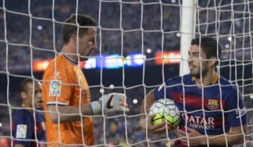 Toño y Suárez tras marcar Neymar el primer gol de penalti.