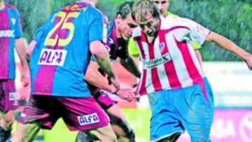 <b>PATATAL. </b>El mal estado del terreno de juego hizo muy difícil practicar un fútbol combinativo.