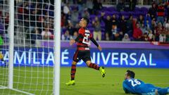 El delantero colombiano Fernando Uribe celebrando uno de sus goles en el empate 2-2 de Flamengo ante Ajax por la Florida Cup.