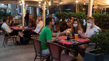 Un grupo brinda en una terraza de las Ramblas.