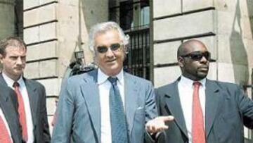 <b>BUENO PARA RENAULT. </b>Flavio Briatore posó sonriente a su llegada a la sede de la FIA, y el resultado favoreció a sus intereses.