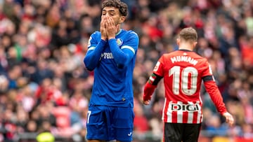 Munir lamenta una ocasión fallida en el partido de San Mamés.