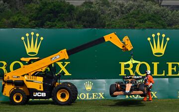 La grúa retira el coche de Daniel Ricciardo.