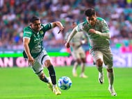 MEX5008. LEÓN (MÉXICO), 21/02/2026.- Juan Domínguez (i) de León disputa el balón con Emmanuel Echeverría de Santos este sábado, durante un partido del torneo Apertura 2026 de la Liga MX entre León y Santos en el estadio León en Guanajuato (México). EFE/ Luis Ramírez
