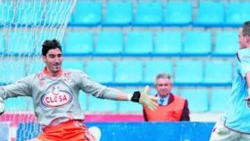 <b>LOS MEJORES DEL PARTIDO. </b>Aarón encara a Cobeño en un lance del encuentro. El extremo y el portero fueron los mejores ayer en Vigo.