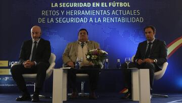 MON01. MONTEVIDEO (URUGUAY), 22/07/2016.- El director de servicios tecnológicos de LaLiga, Silvestre Jos (i), el gerente del área de seguridad en eventos deportivos de Everis, Antón Fernández (d) y el secretario de la Comisión de Seguridad de la Asociación Uruguaya de Fútbol (AUF), Ruben Barcelo Valdez (c), participan hoy, viernes 22 de julio de 2016, del evento 'Spain Experience', que se engloba dentro del programa de la LFP 'World Challenge' y tiene por objetivo reunir a clubes profesionales de todo el mundo para proyectar la imagen del fútbol español, así como de la cultura, la gastronomía y el empresariado de España, en Montevideo (Uruguay).EFE/Ana Paula Chain