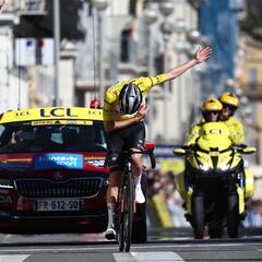 Pogacar mantiene líder al UAE, Jumbo sube con Roglic y Movistar gana una plaza