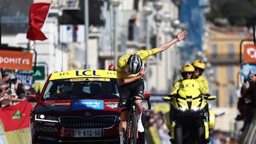 El ciclista esloveno Tadej Pogacar celebra su victoria en la octva etapa de la París-Niza.