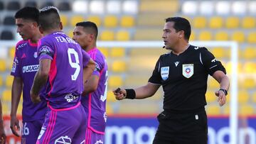 Futbol, Coquimbo Unido vs Universidad de Chile.
Copa Chile 2024.
El arbitro Felipe Gonzalez es fotografiado durante el partido de ida de la semifinal nacional de la Copa Chile entre Coquimbo Unido contra Universidad de Chile disputado en el estadio Francisco Sanchez Rumoroso en Coquimbo, Chile.
09/10/2024
Jonnathan Oyarzun/Photosport
Football, Coquimbo Unido vs Universidad de Chile.
2024 Copa Chile Championship.
Referee Felipe Gonzalez is pictured during the first leg of the national semi final the Copa Chile match between Coquimbo Unido against Universidad de Chile held at the Francisco Sanchez Rumoroso stadium in Coquimbo, Chile.
09/10/2024
Jonnathan Oyarzun/Photosport