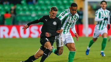 Chisinau (Moldova), 12/12/2024.- Sergiu Platica (L) of Petrocub in action against Natan (C) of Real Betis during the UEFA Conference League soccer match between Petrocub and Real Betis in Chisinau, Moldova, 12 December 2024. (Moldavia) EFE/EPA/DUMITRU DORU