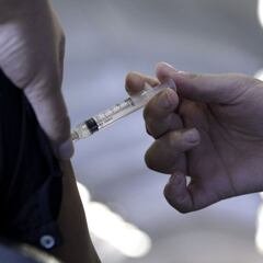 Los efectos secundarios de una voluntaria que combinó la vacuna de Pfizer y AstraZeneca