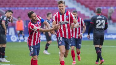 Koke y Marcos Llorente celebran un gol ante el Eibar.