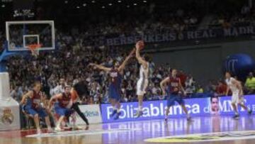 EL &Uacute;LTIMO TIRO. Sergio Rodr&iacute;guez se jug&oacute; un uno contra uno ante Sada, mientras Rudy y Carroll entraban a por el rebote. Luego el escolta lanz&oacute;, pero Ingles le estorb&oacute;.