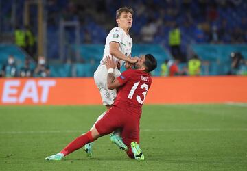 Nicolo Barella y Umut Meras.