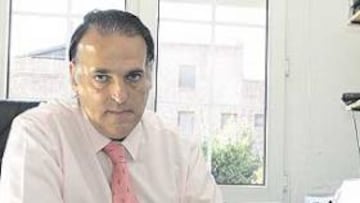 <b>TEBAS, EN SU DESPACHO. </b>El abogado del Alavés redactó una impugnación de 20 folios.