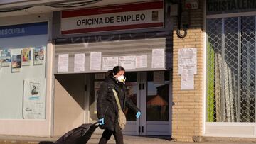 MADRID, 02/04/2020.- Una mujer pasa ante una oficina de empleo este jueves en Madrid. El paro registrado en marzo creci&oacute; en m&aacute;s de 300.000 personas, hasta los 3,5 millones de personas, en tanto que la Seguridad Social perdi&oacute; 833.979 a