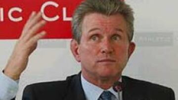 <b>ENFADADO.</B> A Jupp Heynckes no le ha gustado el comportamiento que tuvo Javi González ante el Valencia.