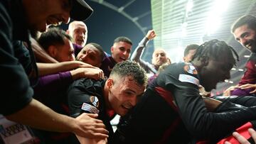 Leverkusen's players celebrate after Bayer Leverkusen's Croatian defender #02 Josip Stanisic scored the 2-2 during the UEFA Europa League semi final second leg football match between Bayer Leverkusen and ASC Roma in Leverkusen, on May 9, 2024. (Photo by INA FASSBENDER / AFP)