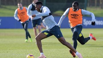 Yerry Mina durante un entrenamiento con Everton.