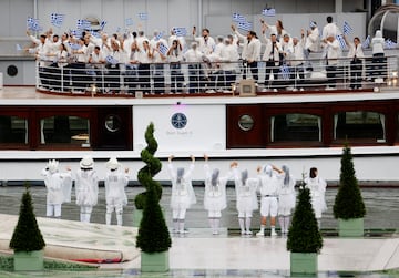 El barco de Grecia es el primero en recorrer el río parisino.