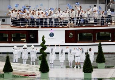 El barco de Grecia es el primero en recorrer el ro parisino.