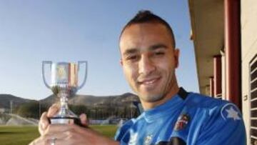 <b>DESPARPAJO EN LA BANDA. </b>Nabil El Zhar tendrá una nueva oportunidad de demostrar su calidad.