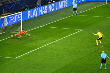 Primer penalti. Yassine Bounou detuvo el penalti lanzado por Erling Haaland. El árbitro turco mandó repetir la pena máxima por tener los pies fuera de la linea de gol el portero sevillista.