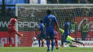 LuIs Casanova en el momento exacto en que anota el 1-0 ante la U. Fue en el último duelo entre estos elencos en Primera División.
