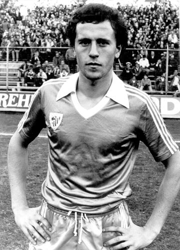 Formado en la cantera del Athletic Club, visti車 la camiseta del primer equipo entre 1980 y 1982. Jug車 con el Osasuna desde 1982 hasta 1986.