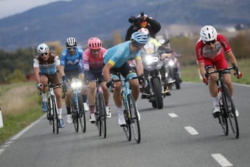 Guillaume Martin prueba suerte mientras que Omar Fraile vigila al resto de compañeros de fuga: Michael Woods, Alejandro Valverde y Nans Peters. El quinteto se jugó la victoria en Villanueva de Valdegovía.