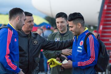 Falcao, acompañado de David Ospina, recibe el regalo que le entregó el general Carlos Bueno, comandante de la Fuerza Aérea. 