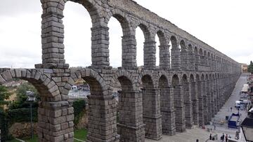 Multas de 750 euros por apoyarse en el Acueducto de Segovia