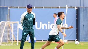 Pellicer observa a Joaquín Muñoz en un entrenamiento de esta semana.