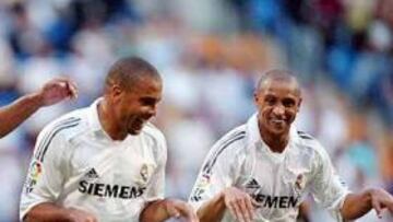 <b>CELEBRACIONES. </b>Ronaldo y Roberto Carlos festejan un gol del Real Madrid imitando a un canguro.