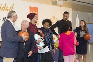 Los jugadores del Real Madrid entregaron regalos a varios menores tutelados por la Comunidad de Madrid en el marco de la campaña 'En Navidad, ningún niño sin regalo'.