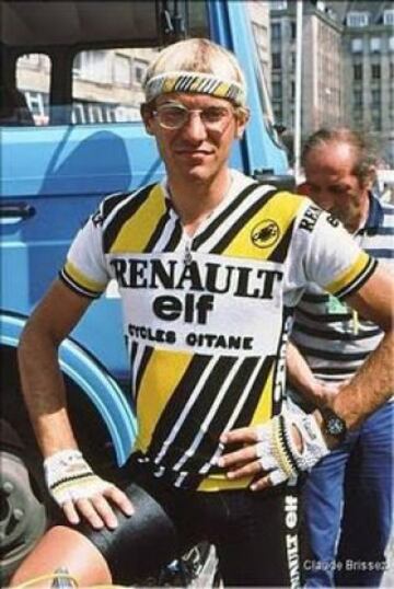 05. Laurent Fignon posando con el equipo Renault.