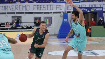 Gal Mekel poco antes de lesionarse, en el partido contra el Brescia.