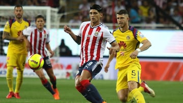 Alan Pulido y Guido Rodr&iacute;guez disputan un bal&oacute;n en el Cl&aacute;sico Nacional de la jornada 10 del Clausura 2018 en el Estadio Akron.