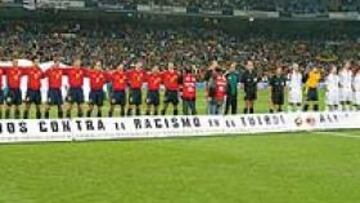 <b>DOS CARAS. </b>Los jugadores de España e Inglaterra posaron con una pancarta antirracista que parte del público desatendió con su comportamiento.