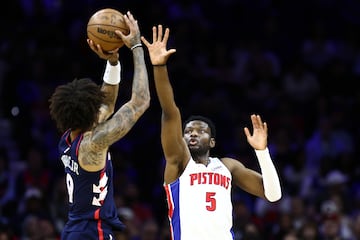 
El internacional nigeriano (27 años y 2,08) ha llegado a un acuerdo con el Barça para la próxima temporada tras pasarse los últimos años en la NBA (San Antonio Spurs, Sacramento Kings, Phoenix Suns y Detroit Pistons), donde disputó 260 partidos en los que promedió 5,9 partido y 3,5 rebotes. El ala-pívot aterriza en el Barça para darle descanso a Jabari Parker, aunque también puede echar una mano en el puesto de cinco. De ascendencia nigeriana, disputó con esta selección los Juegos de Tokio y el Mundial de China un año antes. En el Afrobasket de 2023 lideró a Nigeria con 16,8 puntos y 9,8 rebotes (20,4 de valoración) de media.