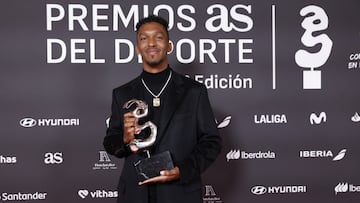 Jordan Díaz, con el trofeo AS.