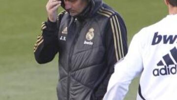 <b>MOURINHO NO HABLÓ AYER. </b>No llovió en Madrid, pero el entrenador se cubrió con la capucha de su chubasquero, como si estuviera ensimismado en sus pensamientos. El técnico portugués no compareció en la conferencia de prensa y cedió la palabra a Aitor Karanka, su segundo.