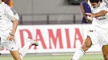 <b>FIN A LA GIRA.</b> El Real Madrid se despidió de Japón esta madrugada. Después del partido con el Tokio Verdy, los blancos regresaron al hotel Nikko Tokio para hacer las maletas y desplazarse directamente al aeropuerto de Narita. El vuelo de regreso a Madrid partió de Japón a las 2:20 horas y está previsto que la expedición aterrice en Barajas a las 15.30 horas. Después irán a sus casas a descansar tras las trece horas de vuelo agotador. Un centenar de hinchas japoneses despidieron entusiasmados a esos galácticos por los que suspiran cada año con el fin de ver cosas como las de ayer. Zidane, Ronaldo... Inolvidable.