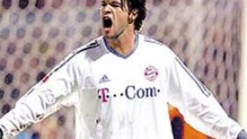<b>NERVIOSISMO</b>. Los dirigentes del Barça ansían fi rmar ya a Ballack.
