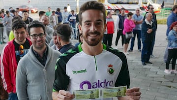 Rafa De Vicente se mezcló ayer, para AS, con la afición que hacía cola ante la taquilla.