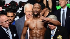 Mayweather en el pesaje de su combate ante Berto.