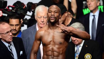 Mayweather en el pesaje de su combate ante Berto.