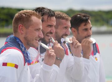 Marcus Walz, Saúl Craviotto, Carlos Arévalo y Rodrigo Germade muerden la medalla de plata en el podio. 