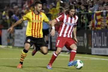 El defensa brasileño del Atlético de Madrid, Filipe Luis (d), pelea un balón con el delantero del Sant Andreu Ander Vitoria, durante el partido de ida de los dieciseisavos de final de la Copa del Rey, disputado esta tarde en el estadio Nacís Sala de Barcelona.